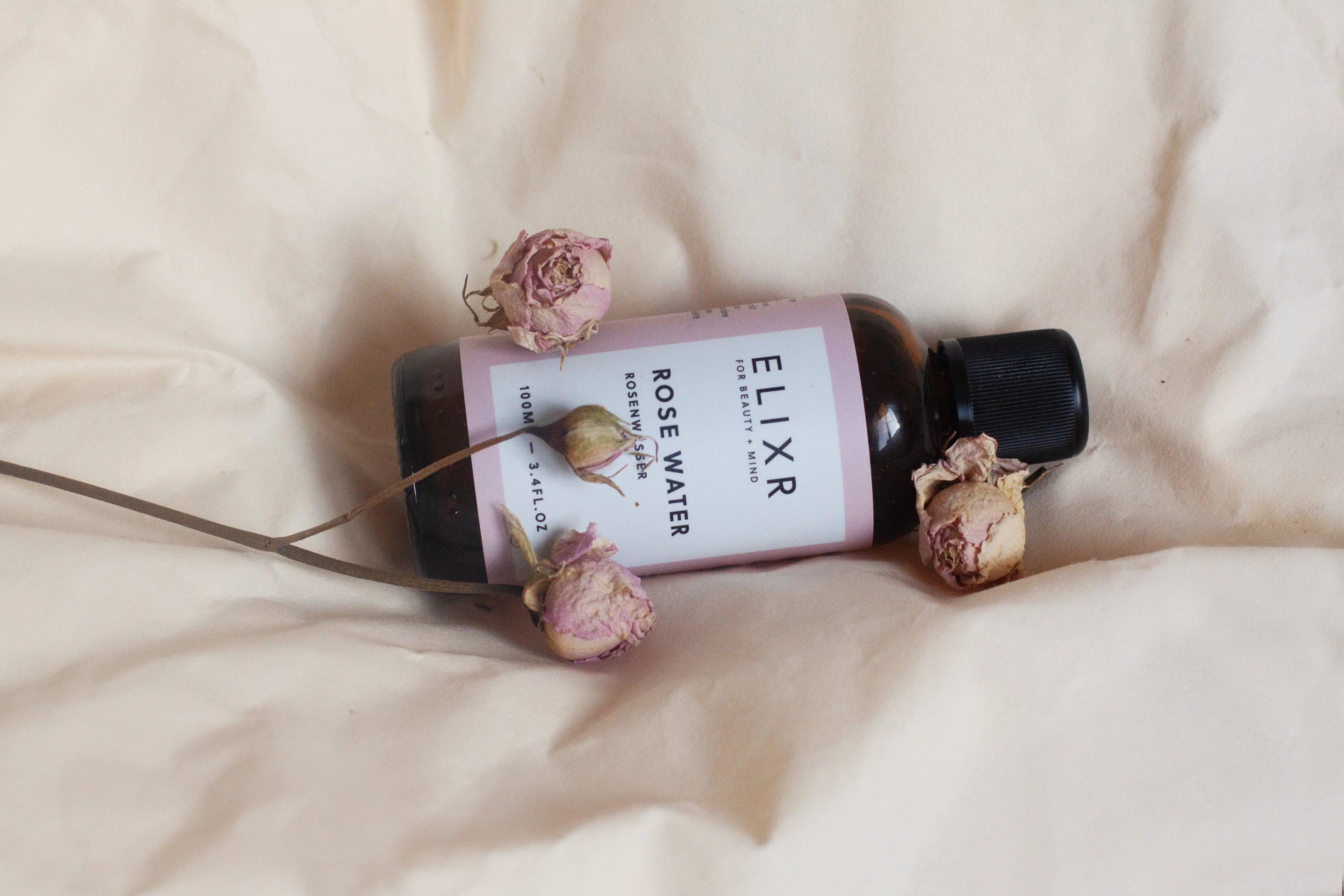 Warum Rosenwasser in deiner Beauty-Routine nicht fehlen darf! Entdecke das natürliche Geheimnis strahlender Haut. - ELIXR