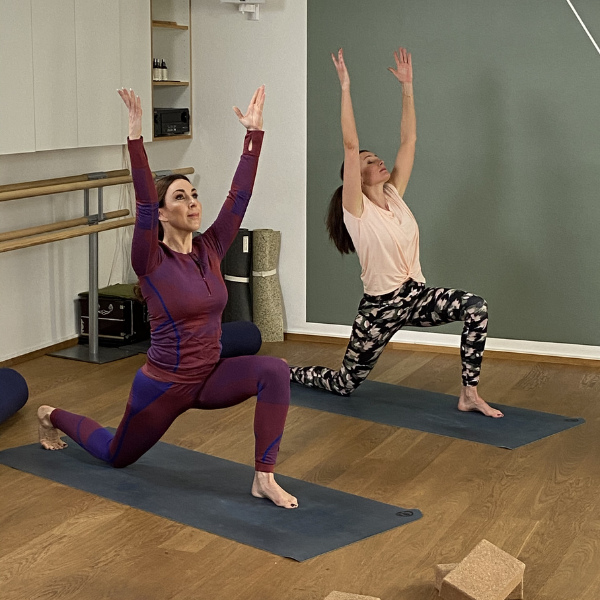 Judith Williams & Jenny beim Yoga